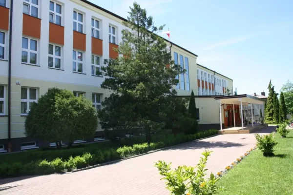 Jak mądrze zarządzać ekranami? Bezpłatny poradnik dla rodziców od MŁODYCH GŁÓW