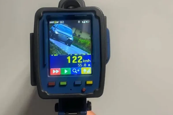 Ponad 120 km/h w terenie zabudowanym. 44-latek stracił prawo jazdy i zapłaci 5 tys. zł
