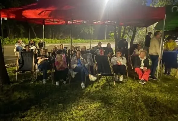 Kino plenerowe w Zbrzeźnicy: filmowe wieczory i pamięć o Powstaniu Styczniowym