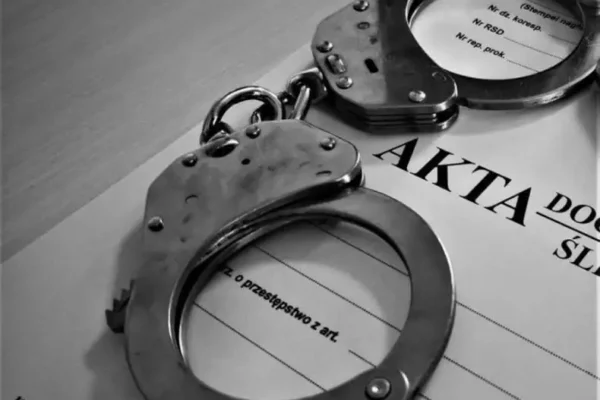 19-latek uciekał przed policją, był poszukiwany. Miał przy sobie narkotyki