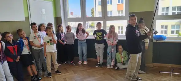 Uczeń klasy VII d zaraża trzecioklasistów pasją do wędkarstwa