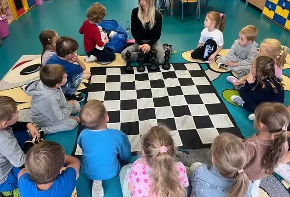 Pokazowe zajęcia szachowe dla przedszkolaków w Szumowie