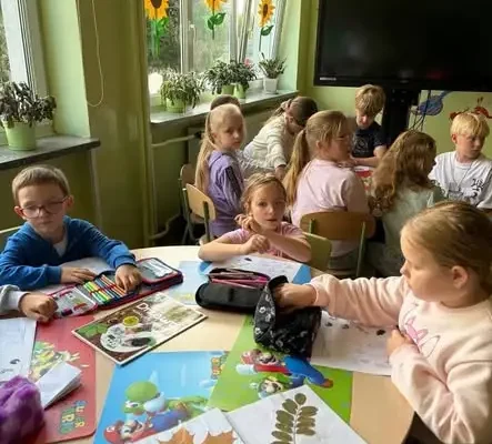 Dzień Spadającego Liścia w świetlicy – dzieci poznawały drzewa