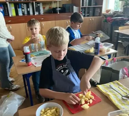 Uczniowie klasy II f z Zambrowa uczyli się o zdrowym odżywianiu i przygotowali sałatki owocowe