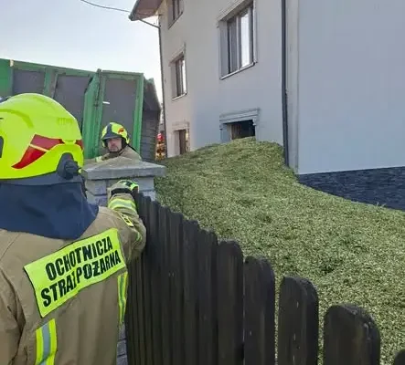 Przewróciła się przyczepa z kukurydzą. Uszkodzone ogrodzenie i okno