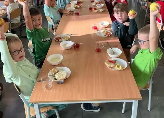 Dzień Jabłka w przedszkolu w Szumowie – smaki, zapachy i dobra zabawa