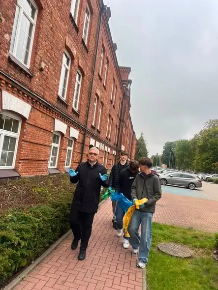 Uczniowie technikum informatycznego z Czerwoniaka posprzątali okolicę
