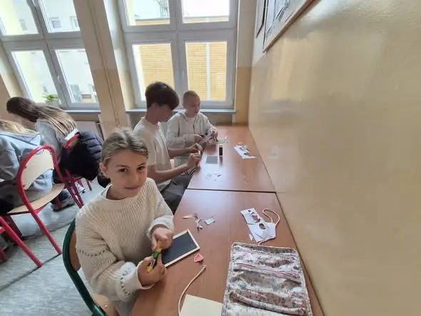 Szkolny Wolontariat z SP4 Zambrów rozpoczął rok od wyjątkowej akcji dla nauczycieli emerytów