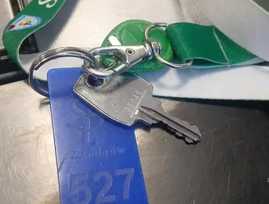 Zgubiony klucz z breloczkiem czeka na właściciela w sklepie Gregorek