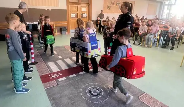 Pierwszoklasiści z Zambrowa uczyli się bezpiecznie chodzić do szkoły