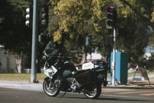 Brawurowa jazda na jednym kole w Szumowie. Motocyklista stracił prawo jazdy
