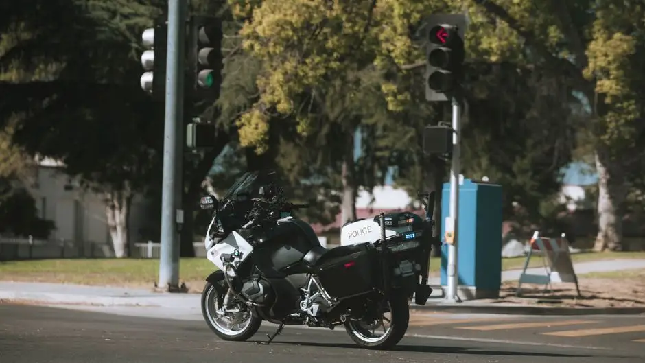 Brawurowa jazda na jednym kole w Szumowie. Motocyklista stracił prawo jazdy