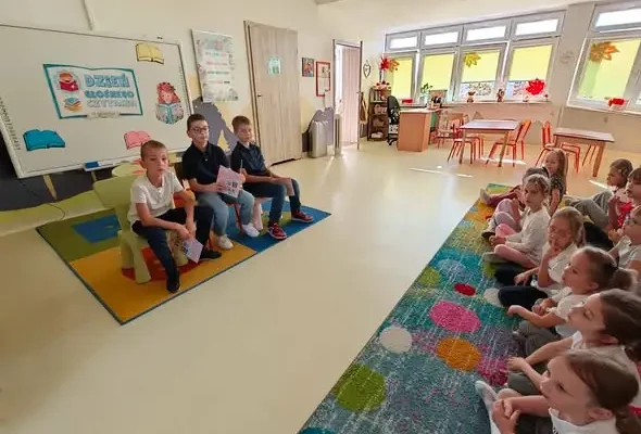 Uczniowie z Zambrowa czytali przedszkolakom w Dniu Głośnego Czytania