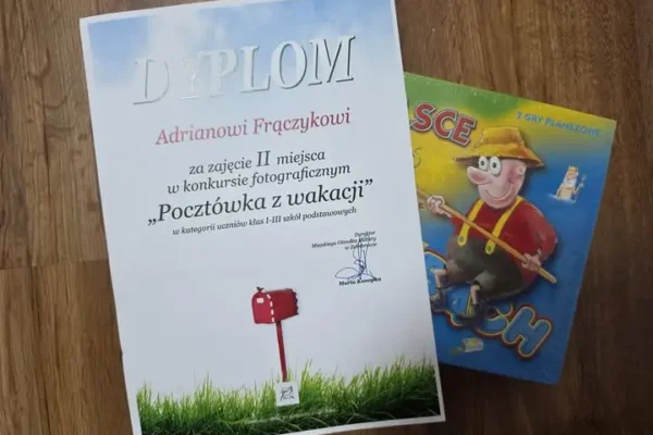 Uczeń z Szumowa nagrodzony w powiatowym konkursie fotograficznym „Pocztówka z wakacji”