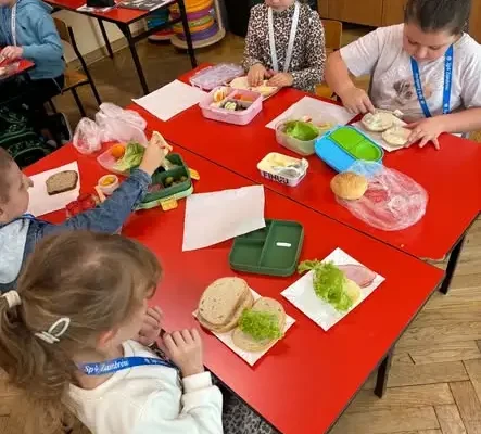 Klasa I a ze Szkoły Podstawowej nr 4 w Zambrowie przygotowała zdrowe śniadanie