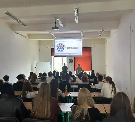 Policja w Zambrowie szkoliła młodzież z ZS1 w zakresie bezpieczeństwa