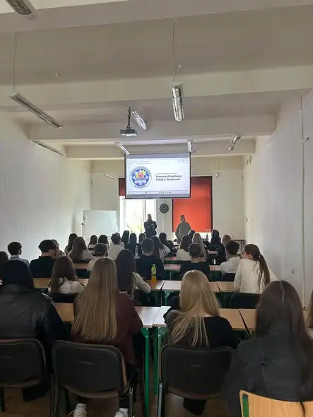 Policja w Zambrowie szkoliła młodzież z ZS1 w zakresie bezpieczeństwa