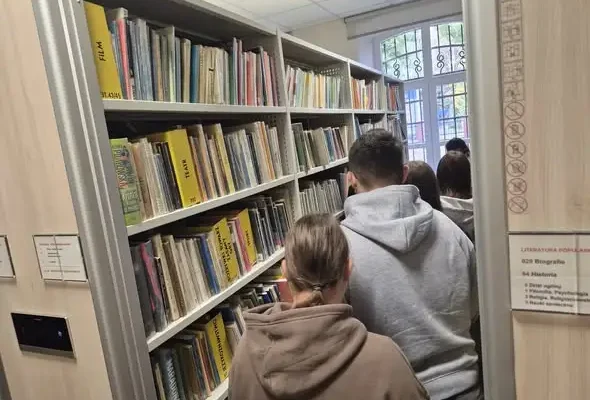 Uczniowie klasy VII a z SP 3 w Zambrowie odkrywali tajniki Biblioteki Miejskiej
