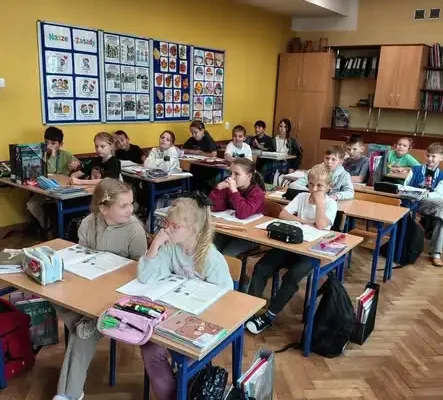 Uczennice klasy VI a poprowadziły muzyczne zajęcia w klasie III d