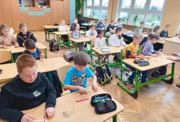 Mali konstruktorzy w SP4 Zambrów – warsztaty techniczne uczniów klasy II c i VII d