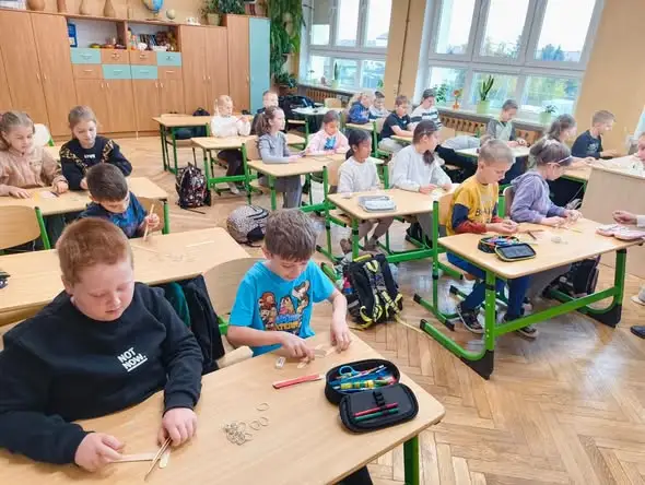 Mali konstruktorzy w SP4 Zambrów – warsztaty techniczne uczniów klasy II c i VII d